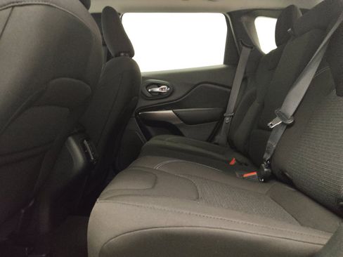 Used 2021 Jeep Cherokee Latitude FWD image 18