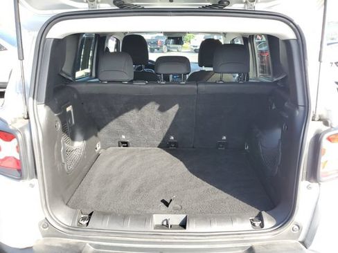 Used 2018 Jeep Renegade Latitude FWD image 8