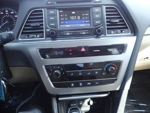 Used 2015 Hyundai Sonata SE w/ Option Group 09 FWD image 17