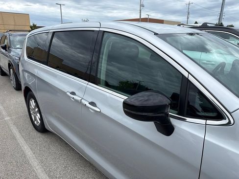 Used 2024 Chrysler Pacifica Touring-L FWD image 18