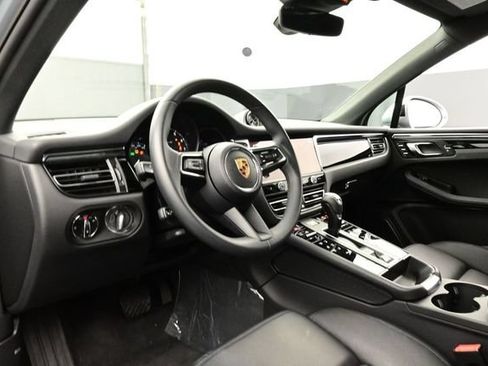Certified 2025 Porsche Macan AWD/4WD image 4