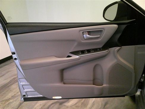 Used 2017 Toyota Camry LE image 28