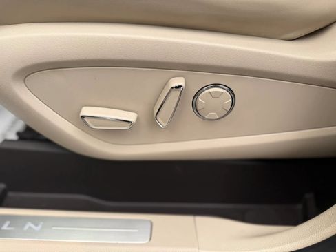 Used 2019 Lincoln MKC Select w/ Select Plus Package AWD/4WD image 27