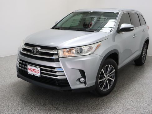 Used 2019 Toyota Highlander XLE FWD image 2