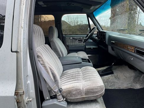 Used 1989 GMC Suburban 4WD image 12
