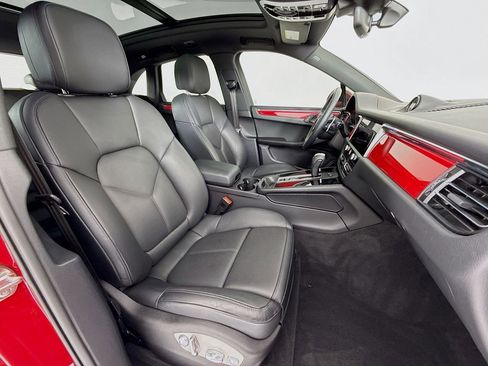 Certified 2025 Porsche Macan image 31