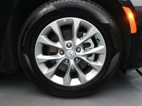 Used 2026 Chrysler Pacifica Limited FWD image 19