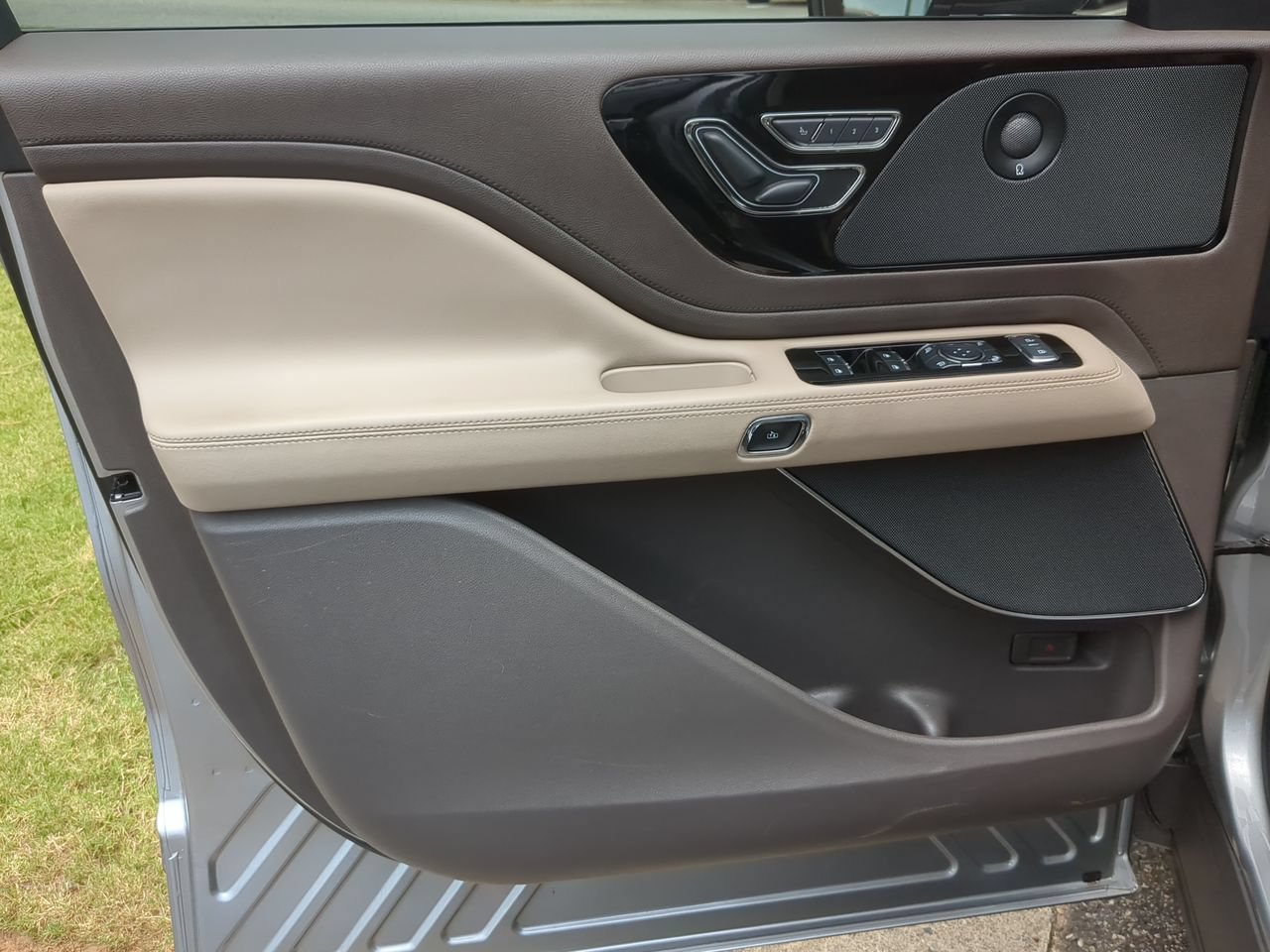 Used 2024 Lincoln Aviator Reserve w/ Equipment Group 201A RWD image 24