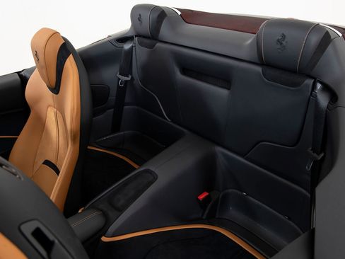 Certified 2025 Ferrari Roma Spider RWD image 32