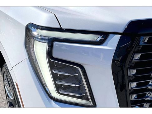 Used 2025 GMC Yukon Denali Ultimate image 32