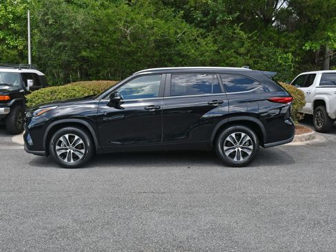 Used 2023 Toyota Highlander XLE FWD image 2