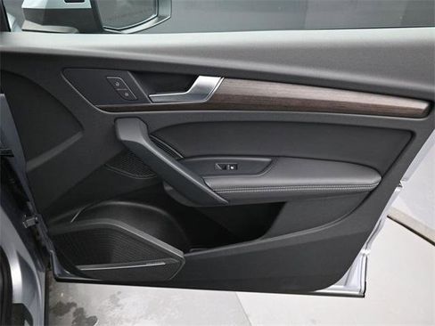 Used 2024 Audi Q5 e Premium Plus w/ Premium Plus Package image 37