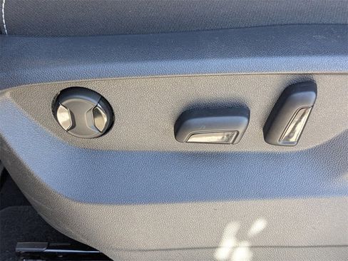 Used 2025 Volkswagen Atlas Cross Sport SE image 22