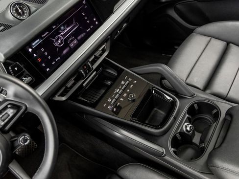 Certified 2024 Porsche Cayenne AWD/4WD image 33
