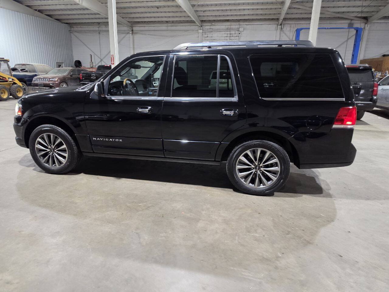 Used 2017 Lincoln Navigator Select AWD/4WD image 5