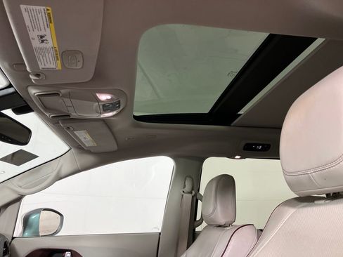 Used 2019 Chrysler Pacifica Limited image 35