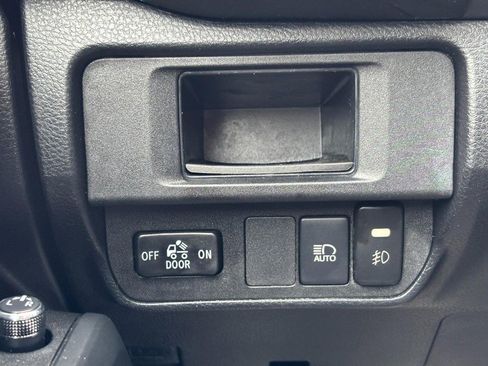 Used 2018 Toyota Tacoma SR image 18