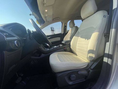 Used 2018 Ford Edge SE w/ Cargo Accessory Package AWD/4WD image 18