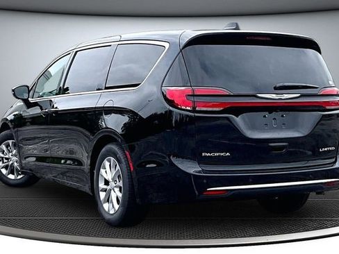 Used 2026 Chrysler Pacifica Limited FWD image 4