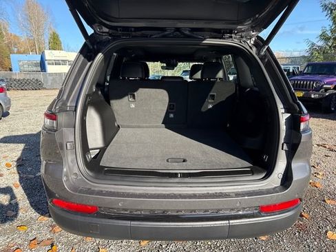 New 2025 Jeep Grand Cherokee Limited w/ Black Appearance Package image 12