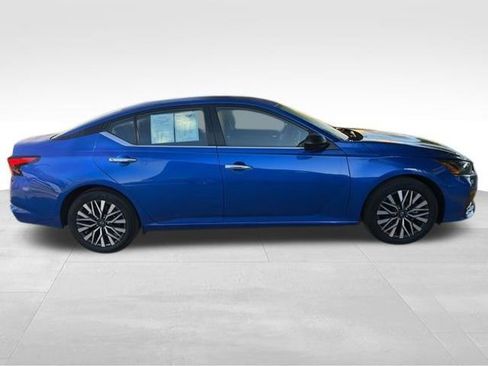 Used 2025 Nissan Altima 2.5 SV image 10