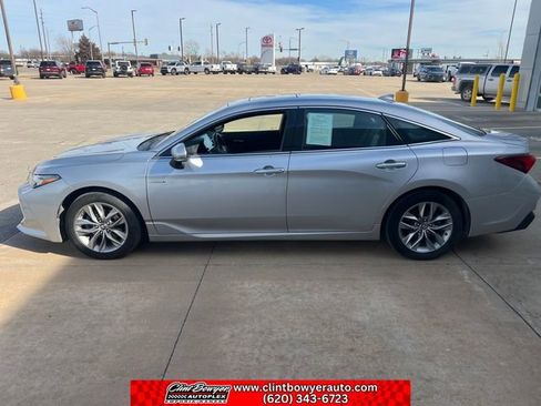 Used 2019 Toyota Avalon XLE w/ Moonroof Package image 2