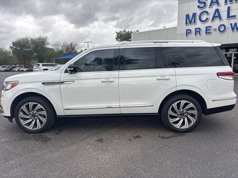 Used 2023 Lincoln Navigator Reserve image 3