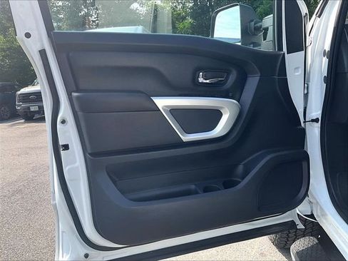 Used 2019 Nissan Titan SV w/ SV Convenience Package AWD/4WD image 18