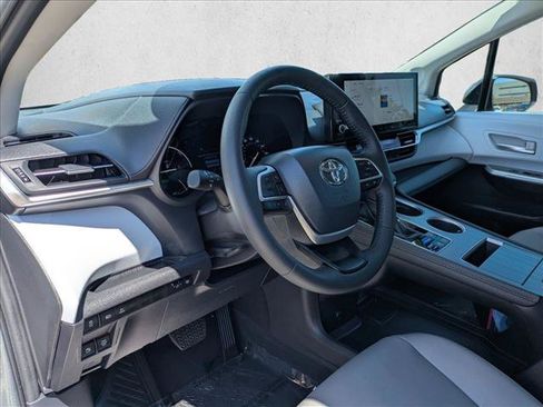 Certified 2026 Toyota Sienna XLE FWD image 10