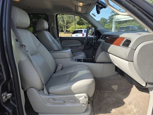 Used 2011 Chevrolet Suburban LT RWD image 28