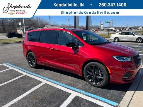 Used 2025 Chrysler Pacifica Limited image 1