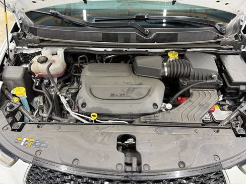Used 2024 Chrysler Pacifica Touring-L image 29