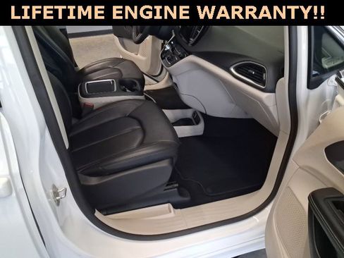 Used 2024 Chrysler Pacifica Touring-L image 30