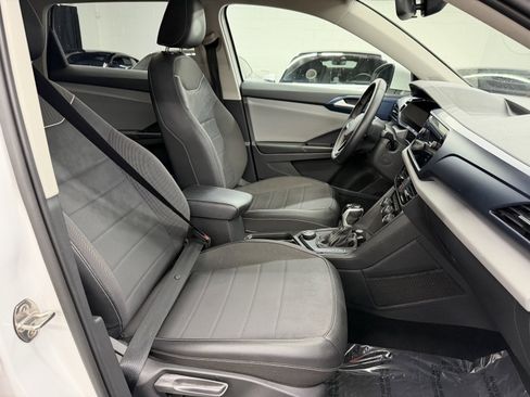 Used 2023 Volkswagen Taos SE w/ Panoramic Sunroof Package image 24