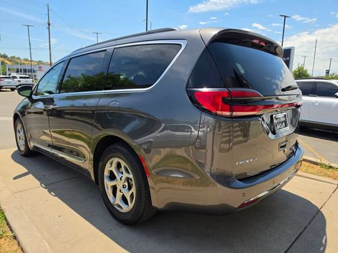 Used 2023 Chrysler Pacifica Limited FWD image 7