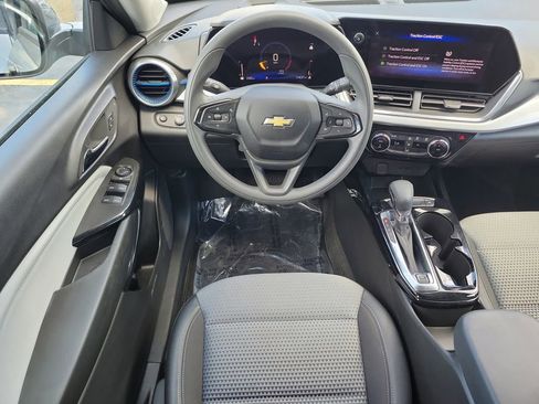 Used 2025 Chevrolet Trax LT FWD image 13