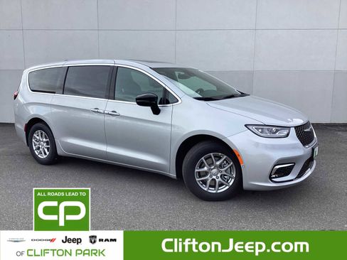 New 2026 Chrysler Pacifica Select image 1