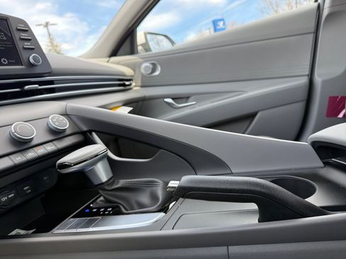 New 2025 Hyundai Elantra SE w/ Cargo Package FWD image 31