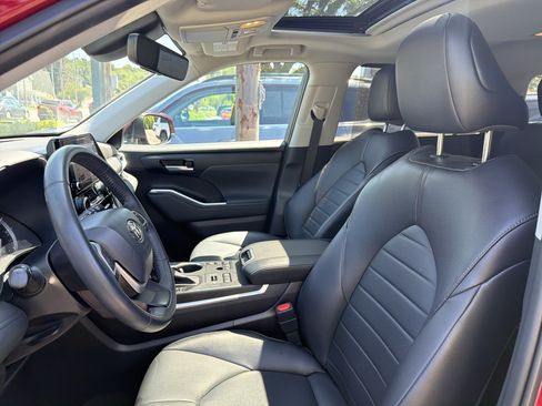 Used 2023 Toyota Highlander XLE AWD/4WD image 10