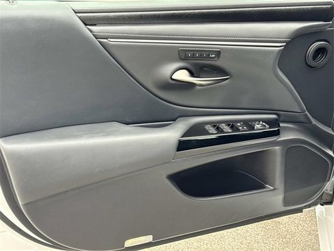 Used 2025 Lexus ES 300h w/ Luxury Package image 17