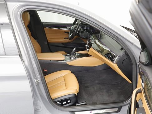 Used 2022 BMW M550i xDrive M550i xDrive w/ Premium Package image 21