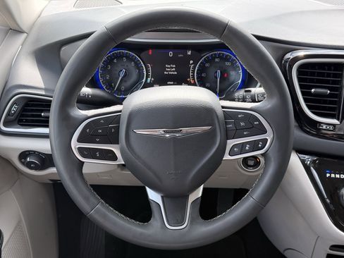 Used 2023 Chrysler Pacifica Touring-L image 12
