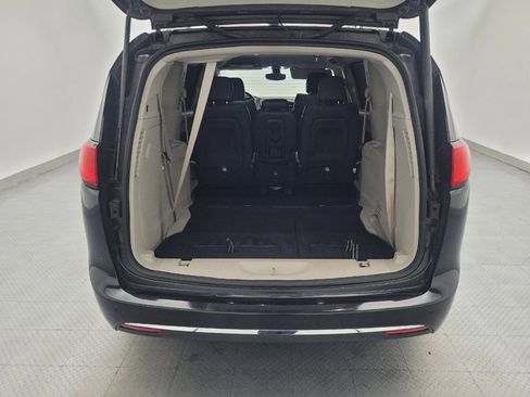 Used 2017 Chrysler Pacifica Touring-L FWD image 29