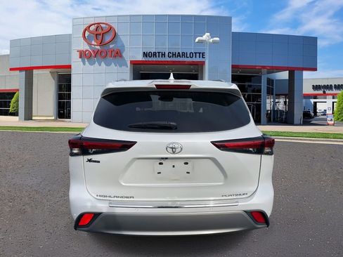 Used 2024 Toyota Highlander Platinum image 9