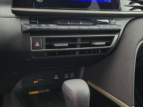 Used 2025 Toyota Camry LE image 27