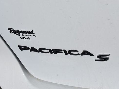 Used 2018 Chrysler Pacifica Touring Plus w/ S Appearance Package FWD image 12
