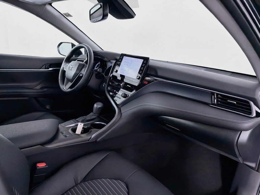 Used 2024 Toyota Camry SE w/ Cold Weather Package FWD image 32