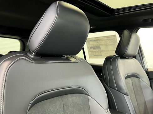 New 2025 Jeep Grand Cherokee Altitude image 8