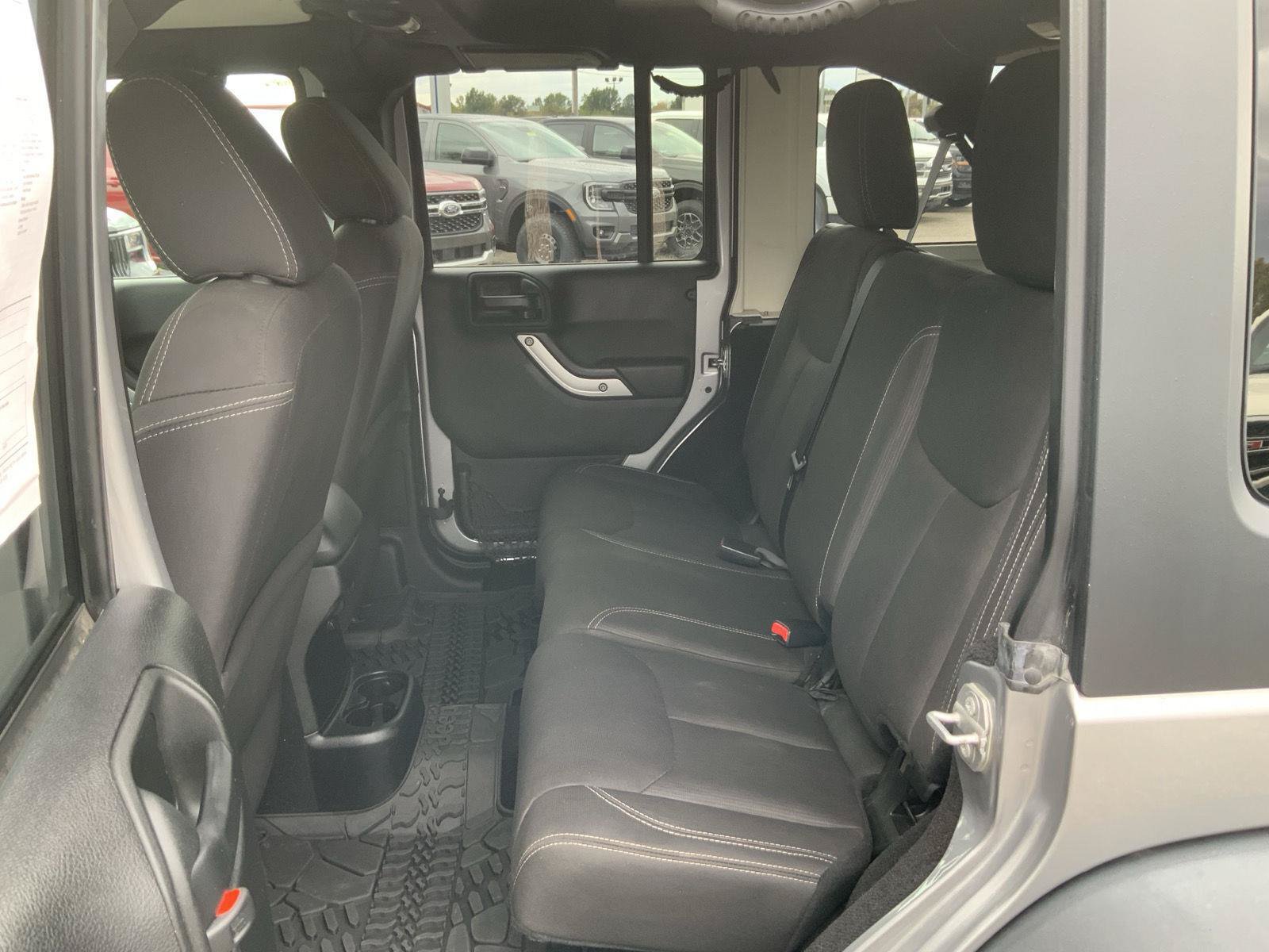 Used 2017 Jeep Wrangler Unlimited Rubicon w/ Cold Weather Group AWD/4WD image 43