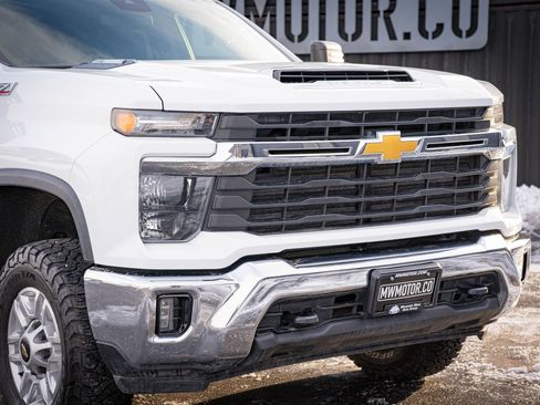 Used 2024 Chevrolet Silverado 2500 LT w/ Convenience Package image 3
